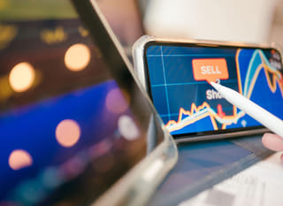 Trader obsługujący wiele rynków podczas analizy opcji Bitcoin, Ethereum i forex