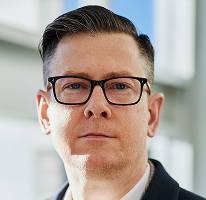 Alexander Hughes, CEO firmy handlującej kryptowalutami, portret.